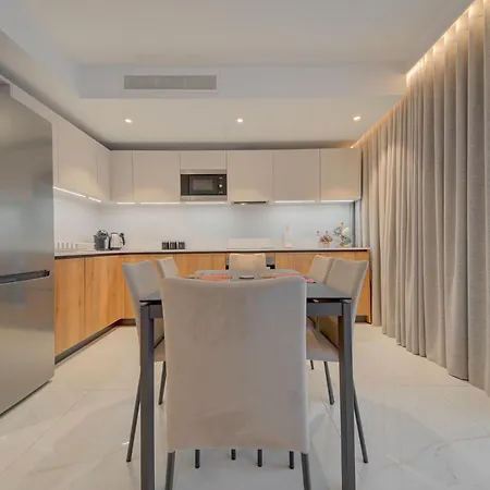 Apartment Luxury Concierge At Mercury Suites, Mercury Towers By 360 Estates *